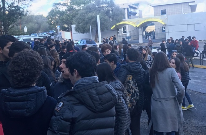 Manifestation devant le Lycée de Balagne à L'Ile-Rousse