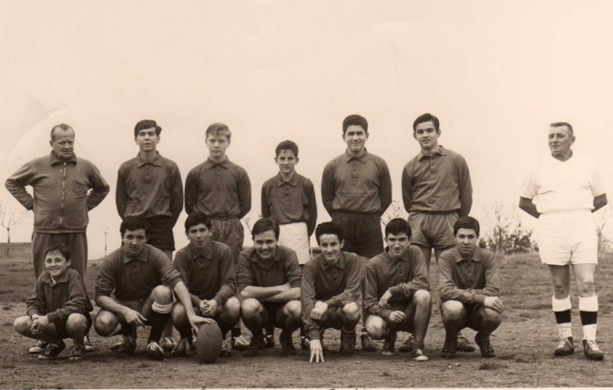 "Loulou" Medori accroupis à gauche durant la saison 60-61 : trop jeune pour jouer avec les plus grands à l'époque où le rugby balbutiait à Bastia...