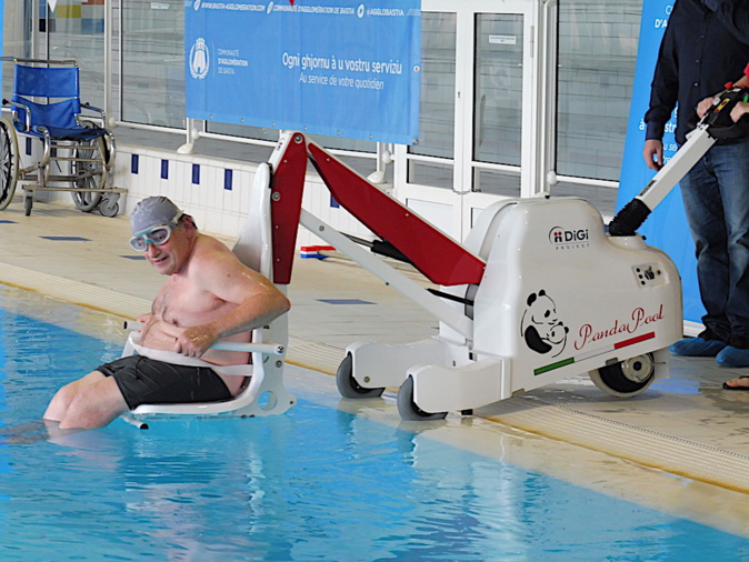 Bastia : Nouveau fauteuil pour handicapés à la piscine de La Carbonite Bastia : Nouveau fauteuil pour handicapés à la piscine de La Carbonite