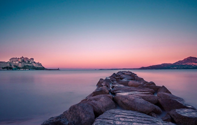 La photo du jour : Quand la douceur du soir descend sur Calvi La photo du jour : Quand la douceur du soir descend sur Calvi