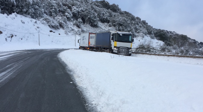 Neige en Corse :  Le point sur les routes. 1 200  foyers privés d'électricité à la mi-journée