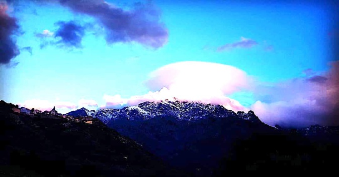 La photo du jour : Le Montegrossu coiffé d'un drôle de nuage