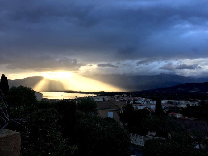 La photo du jour :  Le Soleil perce les nuages au-dessus de la baie de Calvi