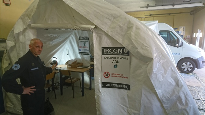 Le colonel Pierrini mène le détachement de l'Institut de recherche criminelle de la gendarmerie nationale. Le laboratoire mobile d'analyse ADN est constitué d'une tente adossée à un camion.