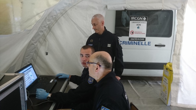 Le laboratoire mobile de l'IRCGN peut sortir 21 analyses génétiques toutes les demies-heures. Le laboratoire mobile de l'IRCGN peut sortir 21 analyses génétiques toutes les demies-heures.
