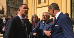 Devant l'église Saint Charles. Devant l'église Saint Charles.