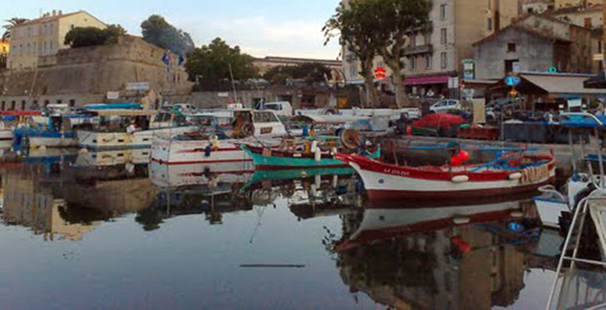 U vechju portu d’Aiacciu : Un soir, sur les quais… U vechju portu d’Aiacciu : Un soir, sur les quais…