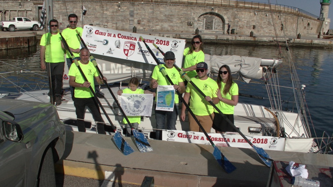 Patrick Boni (premier plan à gauche), Paul Mattia (au centre) et l'équipe d'assistance Patrick Boni (premier plan à gauche), Paul Mattia (au centre) et l'équipe d'assistance