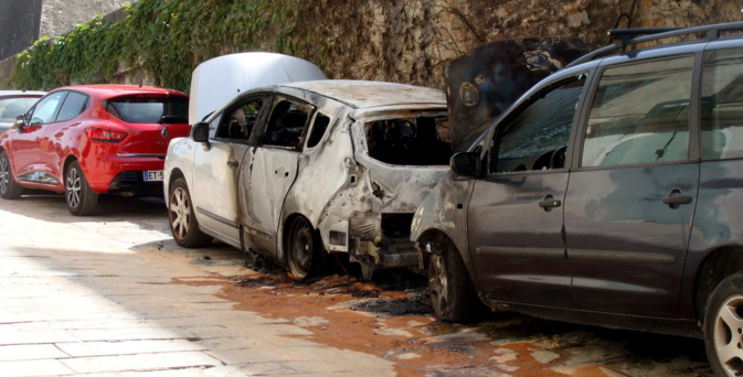 Les deux véhicules brulés rue Chanoine Letteron Les deux véhicules brulés rue Chanoine Letteron