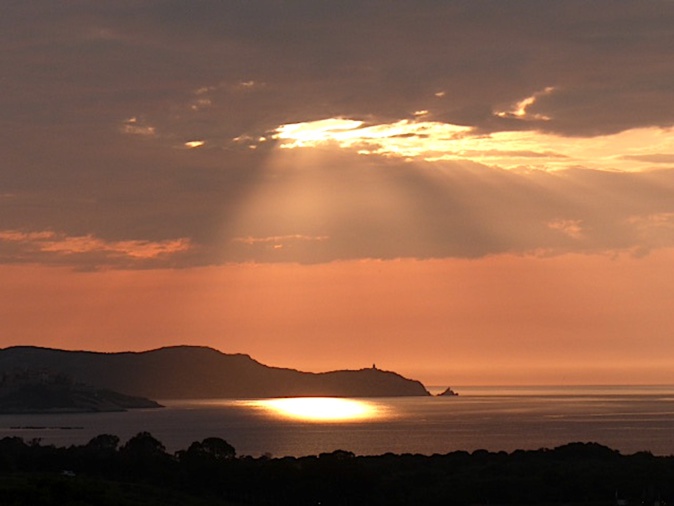 La photo du jour : Quand le Soleil perce les nuages au-dessus de La Revellata
