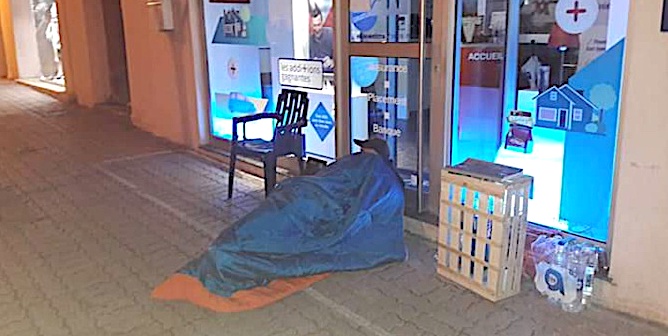 Le gréviste de la faim de Calvi a passé sa première nuit dehors