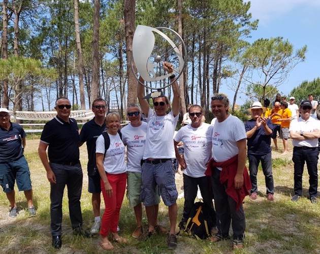 Le trophée levé par Dominique Wavre et son équipage