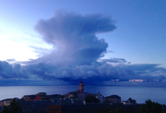 La photo du jour : Cumulonimbus sur Bastia ?
