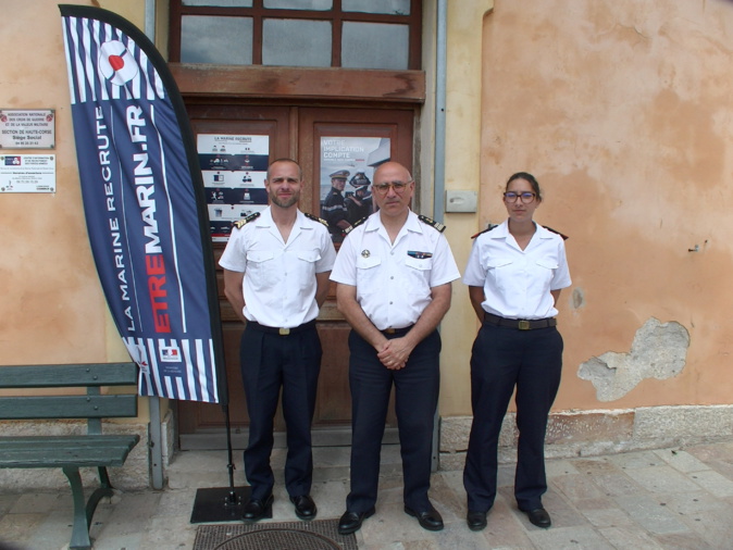 Le capitaine de frégate Yann Bizien (au centre), le maître Marc (à g) et le matelot Lena ont présenté les différentes carrières proposées par la Marine Nationale