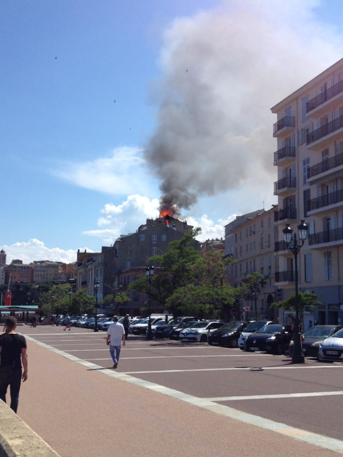 Bastia : Incendie dans un immeuble sur le quai des Martyrs Bastia : Incendie dans un immeuble sur le quai des Martyrs