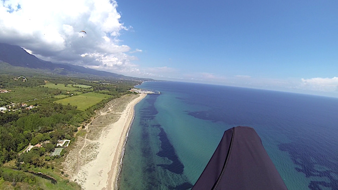 La photo du jour : Sous l'aile du parapente, Cervioni