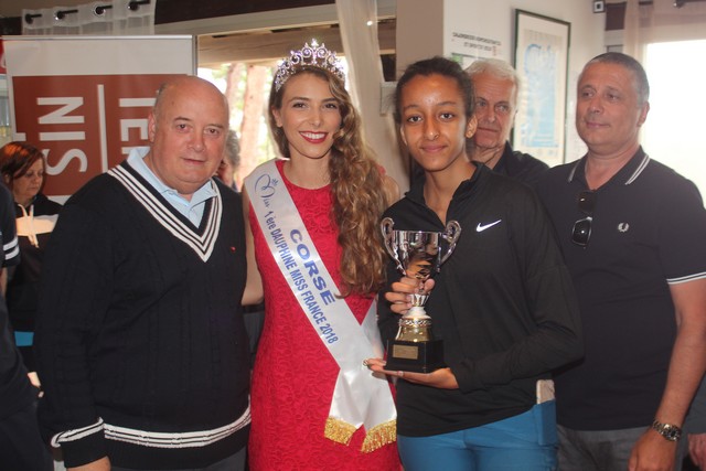 Le trophée remis à Nouhayla par le Président de la FFT et Miss Corse