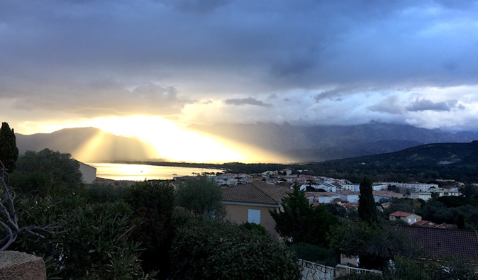 La photo du jour : Quand le Soleil illumine A Revellata La photo du jour : Quand le Soleil illumine A Revellata