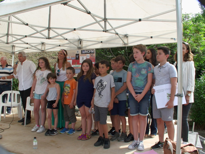 Les élèves de CM2 du prix "Auteur en herbe", récompensés par Yves Duteil Les élèves de CM2 du prix "Auteur en herbe", récompensés par Yves Duteil