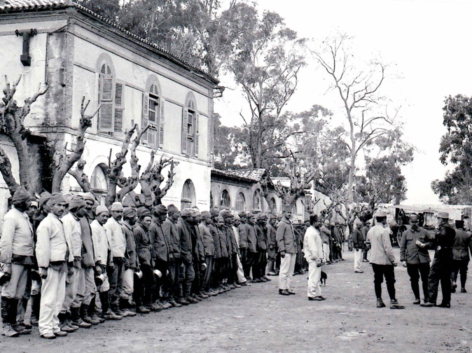 Casabianda : Rassemblement de prisonniers turcs, gamelle à la main Casabianda : Rassemblement de prisonniers turcs, gamelle à la main