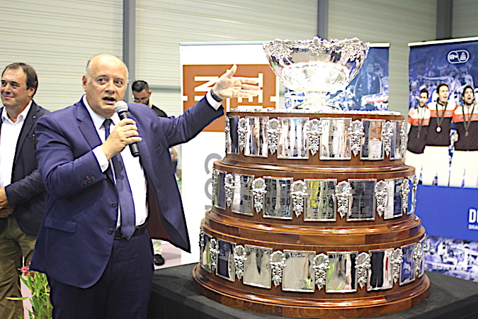 Bernard Giudiicelli, président de la FFT, présente la coupe Davis au ntre territorial de la Ligue Corse de Lucciana