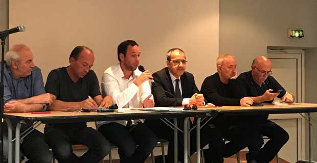 Esteban Saldana, entouré du président de l'Assemblée de Corse, Jean-Guy Talamoni, et des élus de la micro-région, lors de la réunion publique.