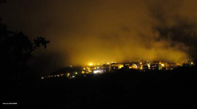 La photo du jour : Nuit brumeuse sur Sartene La photo du jour : Nuit brumeuse sur Sartene