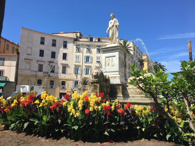 La photo du jour : Les fleurs, le Soleil et la place Foch