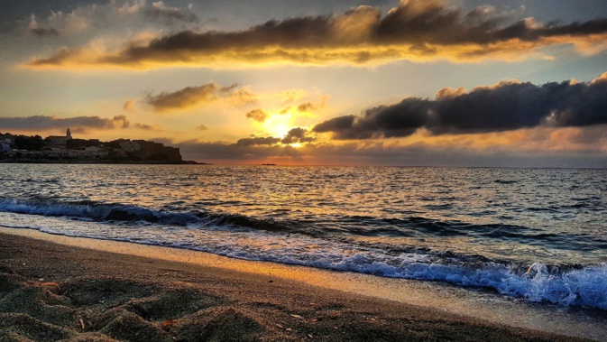 La photo du jour : Coucher de Soleil sur Algaghjola…