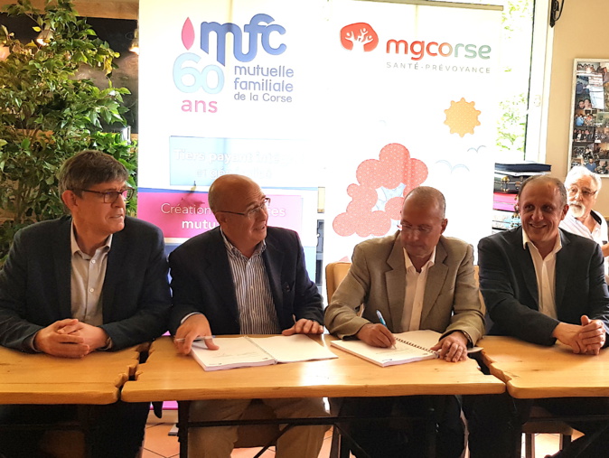 Michel Pantanacce et François Vincensini (Au centre), ont signé le document actant la décision de leurs délégués venus de toute la Corse