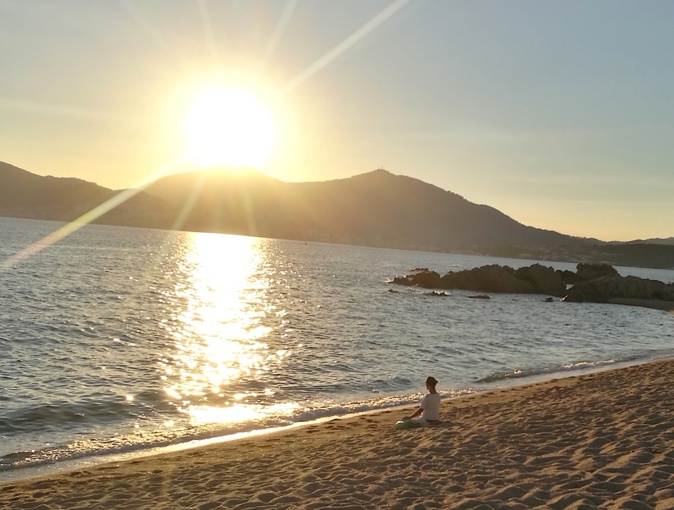 La photo du jour : sur la plage de Capitellu à Purtichju à l'heure où le Soleil décline