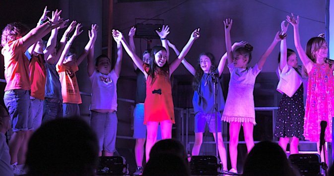 Festa zitellina à a scola Albert-Camus di Lisula