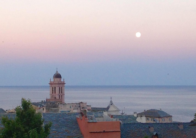 La photo du jour : Quand Bastia se pare des couleurs du crépuscule 