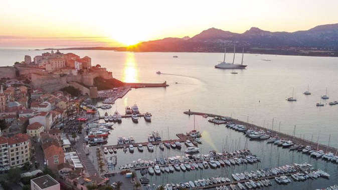 La photo du jour : Lever de Soleil sur la baie de Calvi