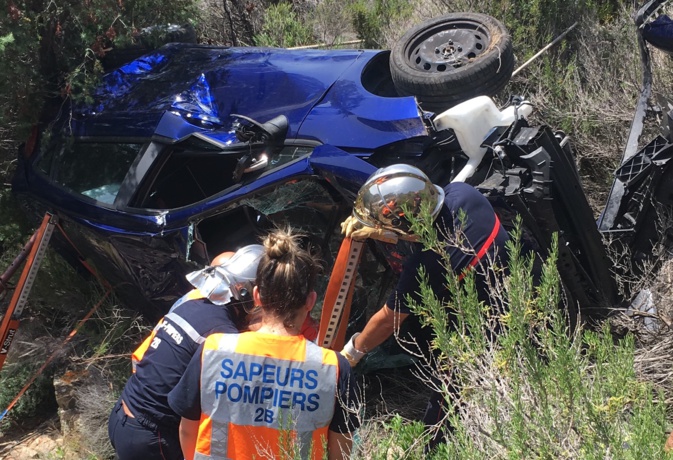 Galeria : Des vacanciers perdent le contrôle de leur véhicule et se retrouvent 20 metres plus bas Galeria : Des vacanciers perdent le contrôle de leur véhicule et se retrouvent 20 metres plus bas