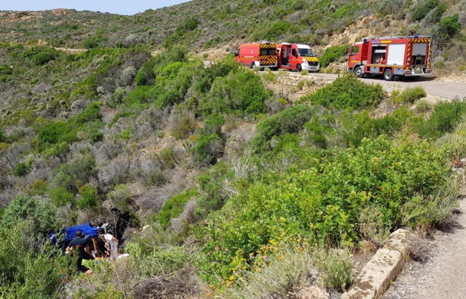 Galeria : Des vacanciers perdent le contrôle de leur véhicule et se retrouvent 20 metres plus bas Galeria : Des vacanciers perdent le contrôle de leur véhicule et se retrouvent 20 metres plus bas