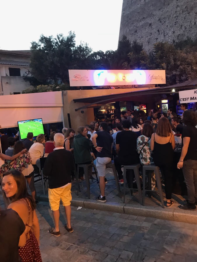 Foule sur le port de Calvi pour assister à la victoire des "Bleus" Foule sur le port de Calvi pour assister à la victoire des "Bleus"