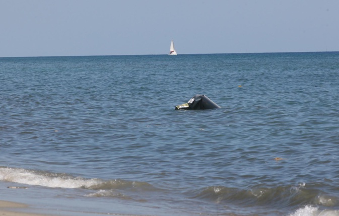 Les restes du petit avion à quelques mètres du rivage Les restes du petit avion à quelques mètres du rivage