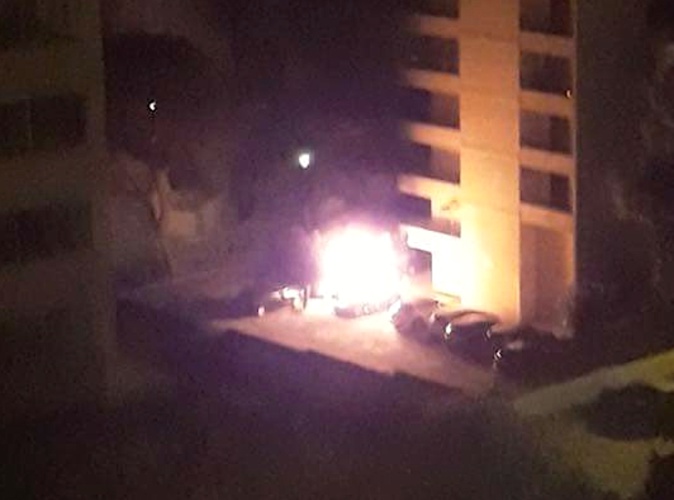Ajaccio : La voiture incendiée explose Ajaccio : La voiture incendiée explose