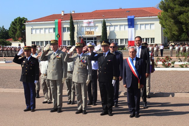 Les autorités rendent les honneurs au drapeau