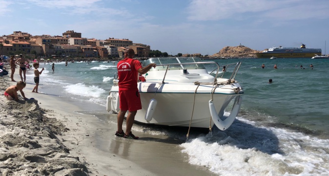Un bateau échoué sur la plage de Lisula