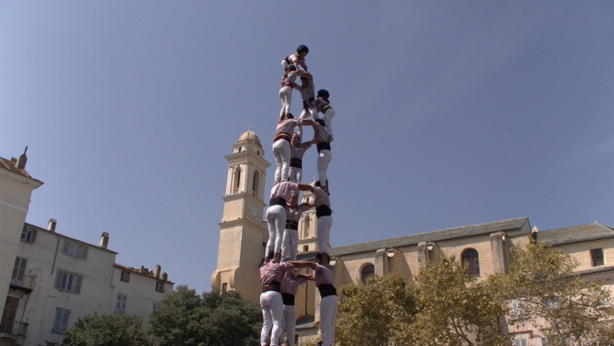 Un "castell" de 8 étages de 10 m de haut sur la place du marché à Bastia Un "castell" de 8 étages de 10 m de haut sur la place du marché à Bastia