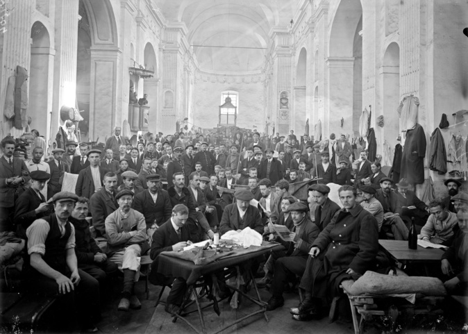 Un rassemblement d’internés dans l’église de l’Annunziata Un rassemblement d’internés dans l’église de l’Annunziata