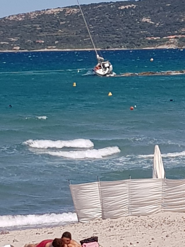 Echoué sur la plage de Calvi, un voilier remorqué par la vedette de la SNSM