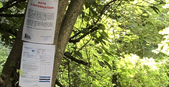 Le maire, Guy Armanet, a affiché une note d'information et la facture de dépollution. Le maire, Guy Armanet, a affiché une note d'information et la facture de dépollution.