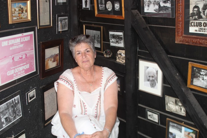 Johanna dans la black room avec sur sa gauche le portrait de son père Lionel Johanna dans la black room avec sur sa gauche le portrait de son père Lionel