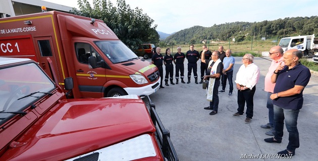 L'abbé Christophe Boccheciampe, aumônier des sapeurs-pompiers de Corse du Sud, a procédé à la bénédiction des deux véhicules.