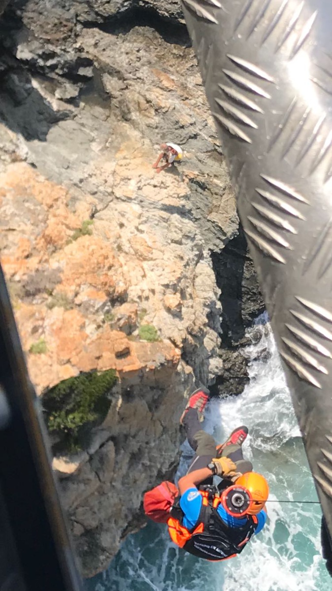 Galeria : L'octogénaire retrouvé vivant a été hélitreuillé et évacué vers le CH de Calvi Galeria : L'octogénaire retrouvé vivant a été hélitreuillé et évacué vers le CH de Calvi
