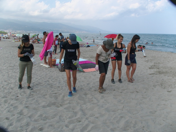 Collecte des mégots dans le sable... Collecte des mégots dans le sable...