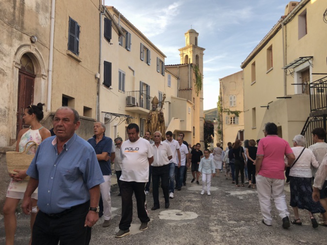 Procession dans les rues de Montemaiò